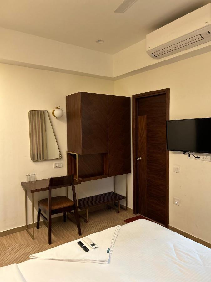 Flora Embassy Hotel Chennai Exterior foto
