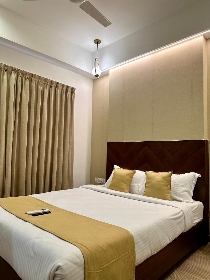 Flora Embassy Hotel Chennai Exterior foto